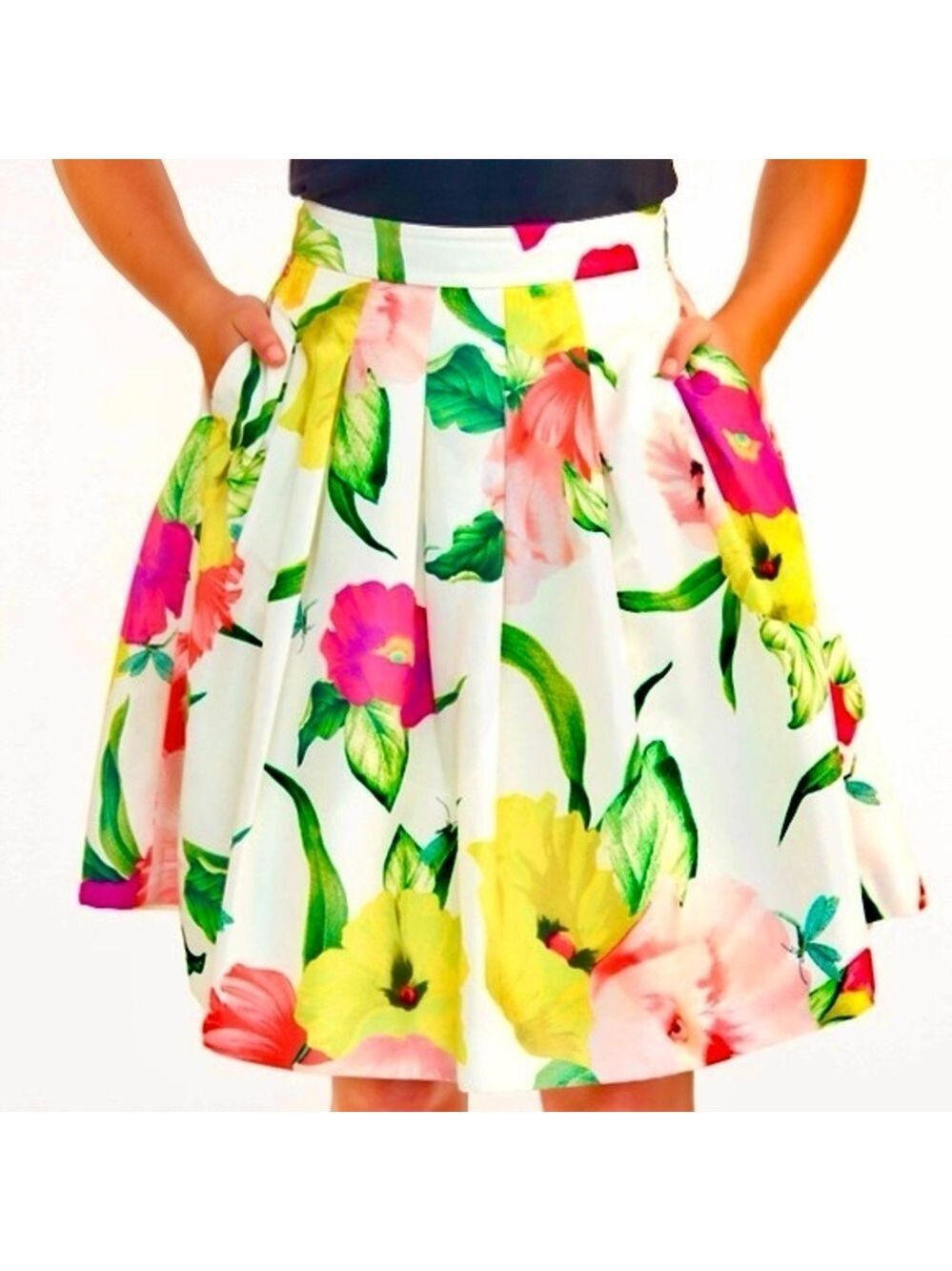 NWT Ted Baker Muirin Floral Flowers at High Tea Print Skirt
Size 0
